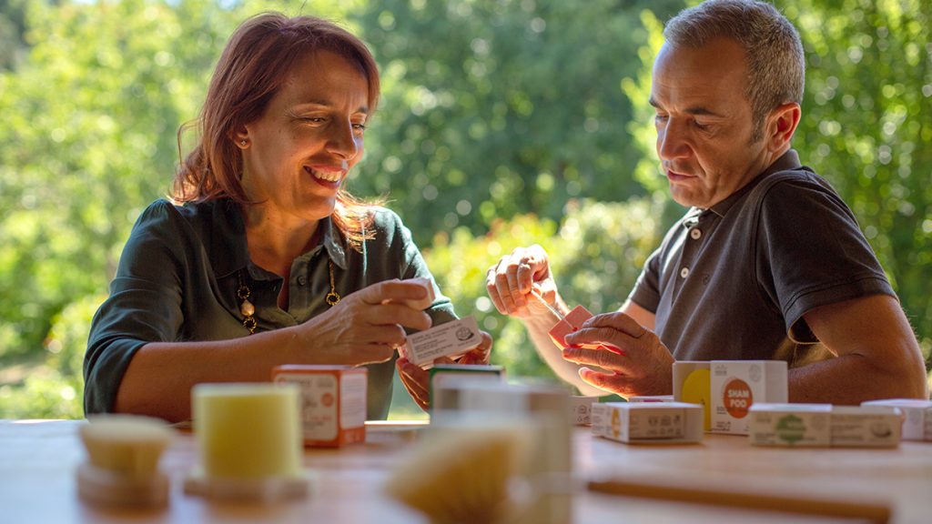 Silvia e Pierluca in un momento di confronto sullo sviluppo dei prodotti