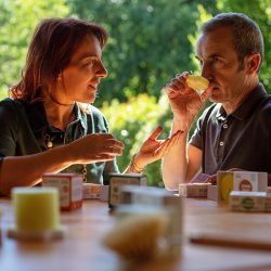 Silvia e Pierluca studiano il packaging dei cosmetici solidi